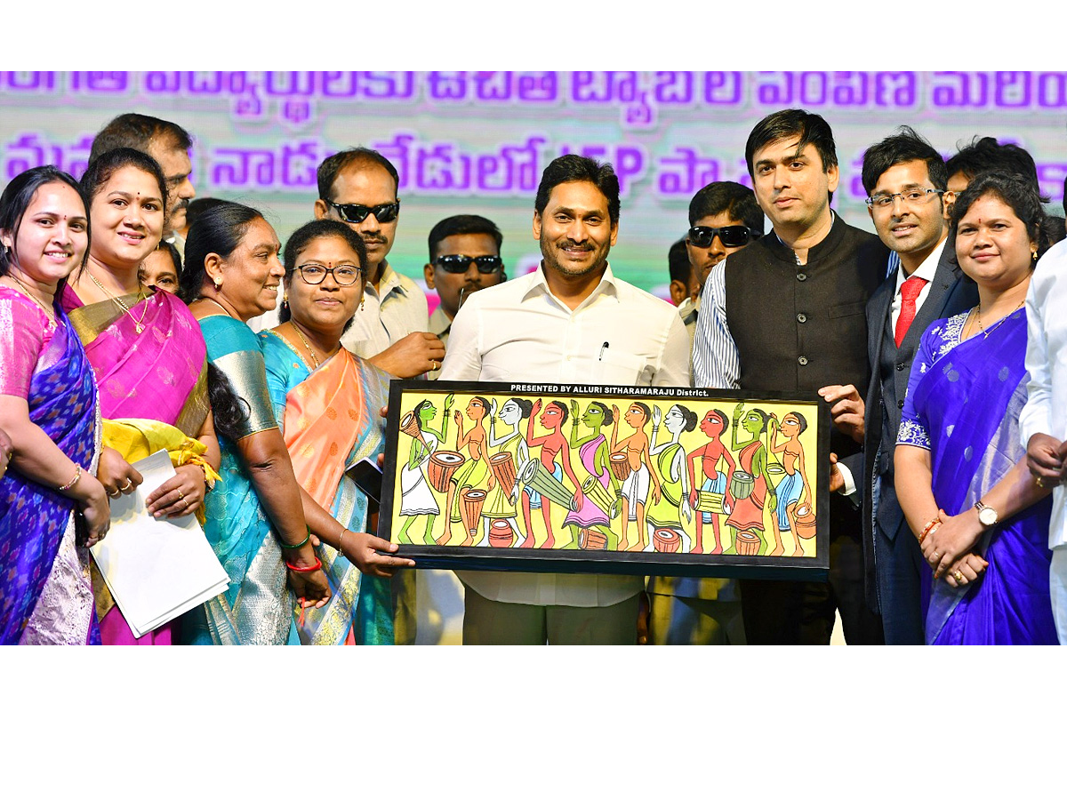 AP CM YS Jagan Distributes Free TABS to 8th class Students Photos - Sakshi28