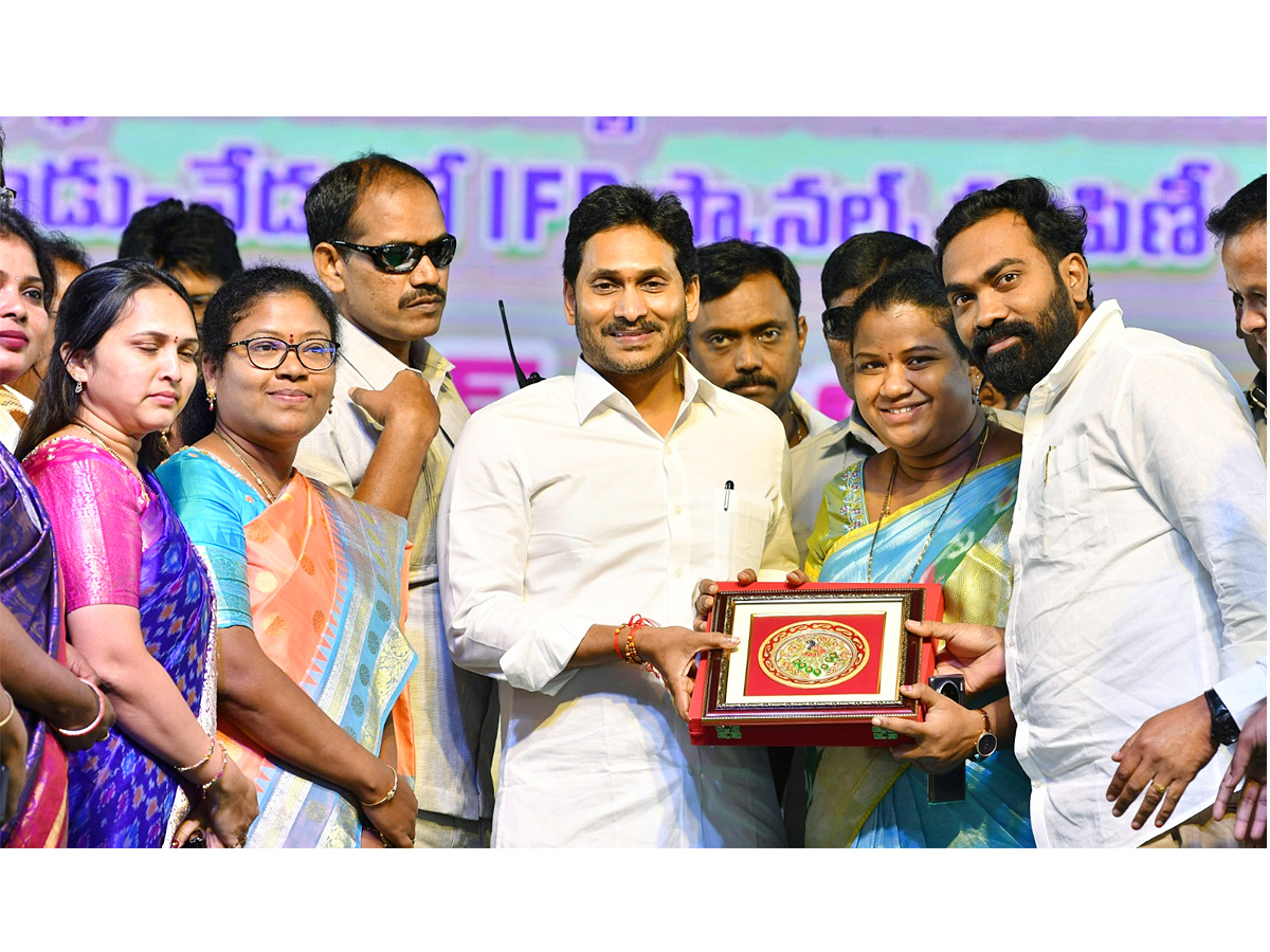 AP CM YS Jagan Distributes Free TABS to 8th class Students Photos - Sakshi4