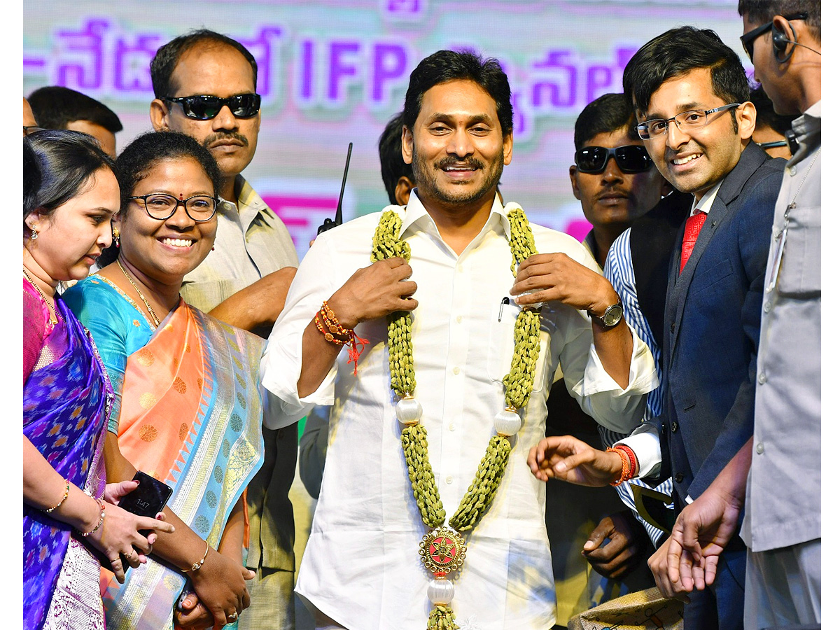 AP CM YS Jagan Distributes Free TABS to 8th class Students Photos - Sakshi30