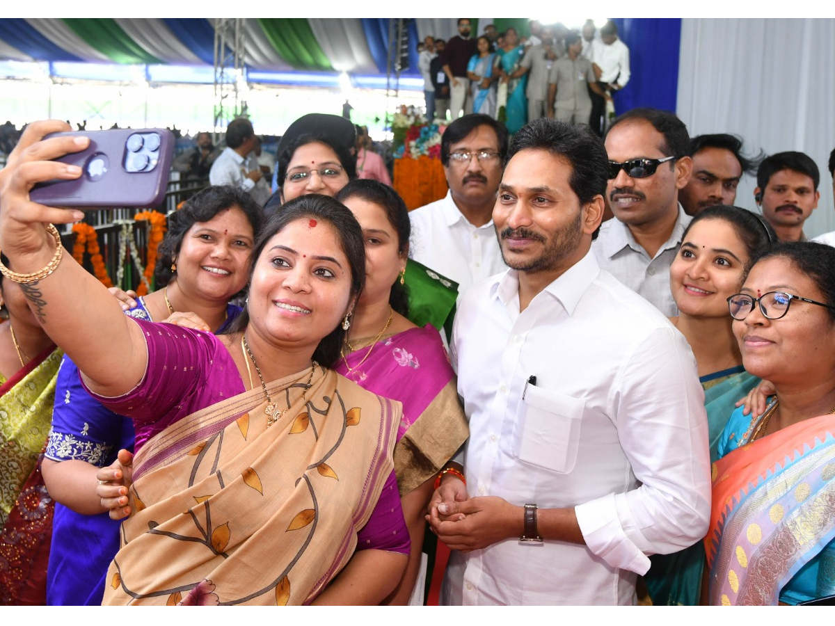 AP CM YS Jagan Distributes Free TABS to 8th class Students Photos - Sakshi5