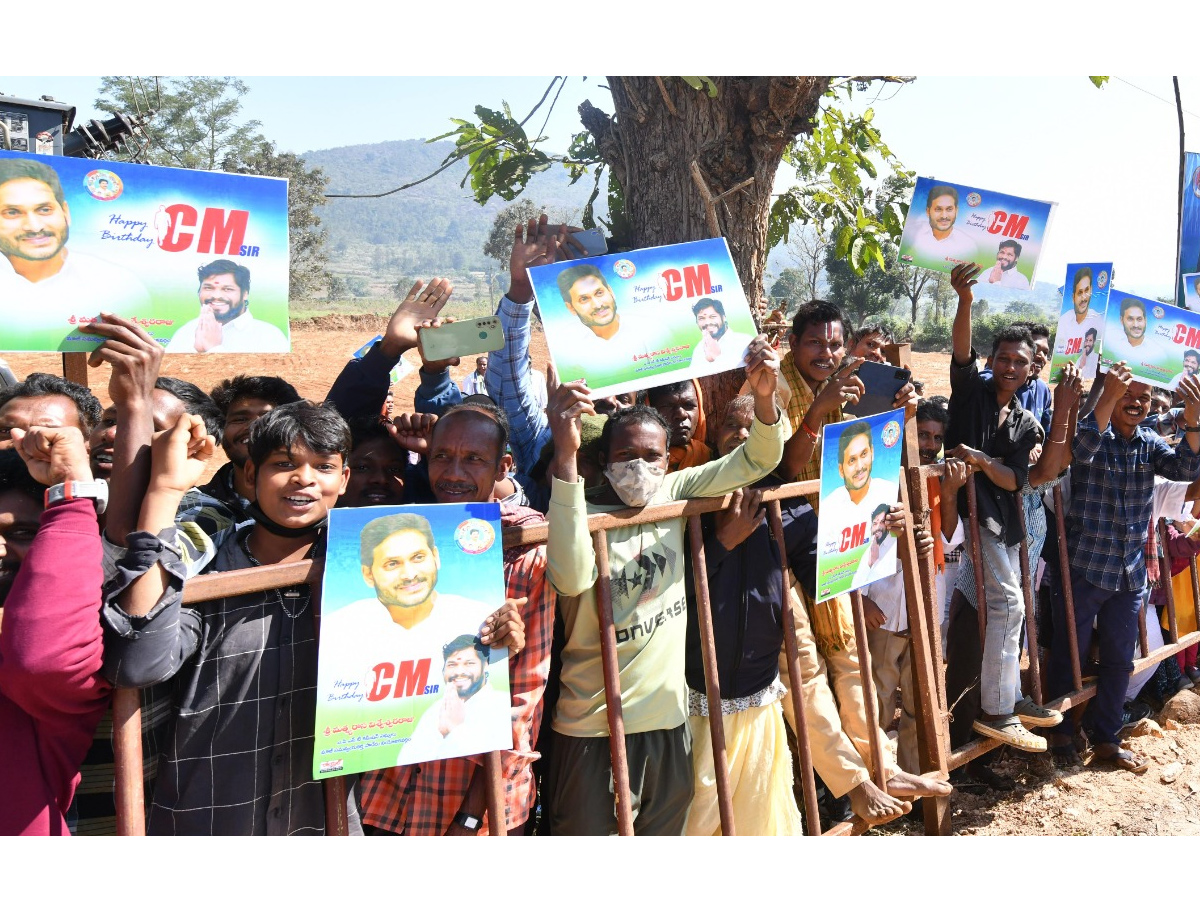 AP CM YS Jagan Distributes Free TABS to 8th class Students Photos - Sakshi7