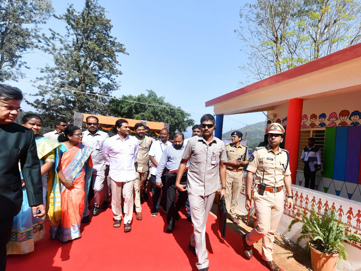 AP CM YS Jagan Distributes Free TABS to 8th class Students Photos - Sakshi8