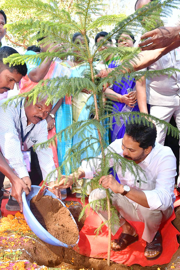 AP CM YS Jagan Distributes Free TABS to 8th class Students Photos - Sakshi9