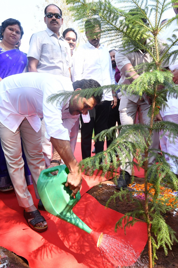 AP CM YS Jagan Distributes Free TABS to 8th class Students Photos - Sakshi10