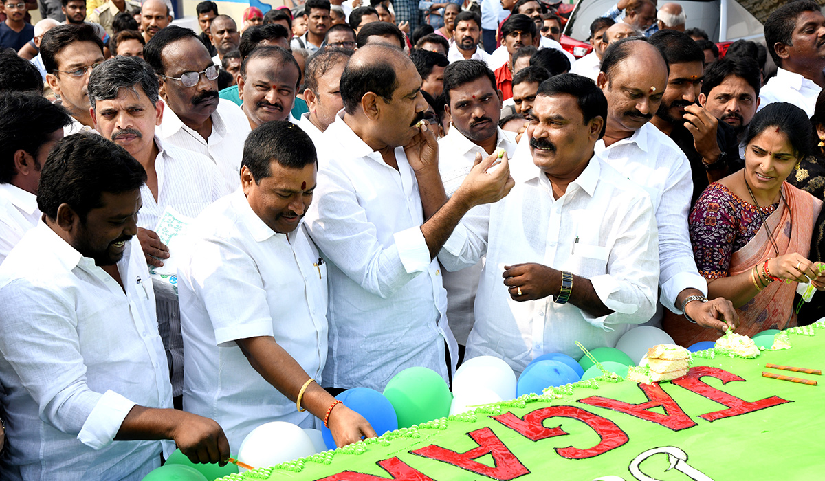 CM Jagan Birthday Celebrations 600 KG Huge Birthday Cake - Sakshi2