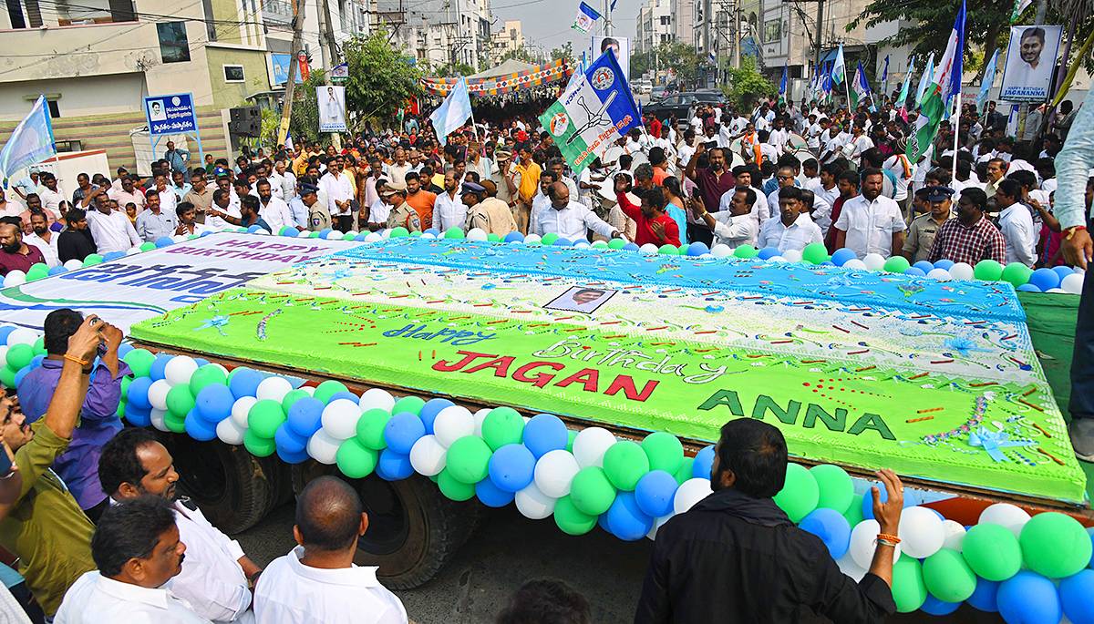 CM Jagan Birthday Celebrations 600 KG Huge Birthday Cake - Sakshi5