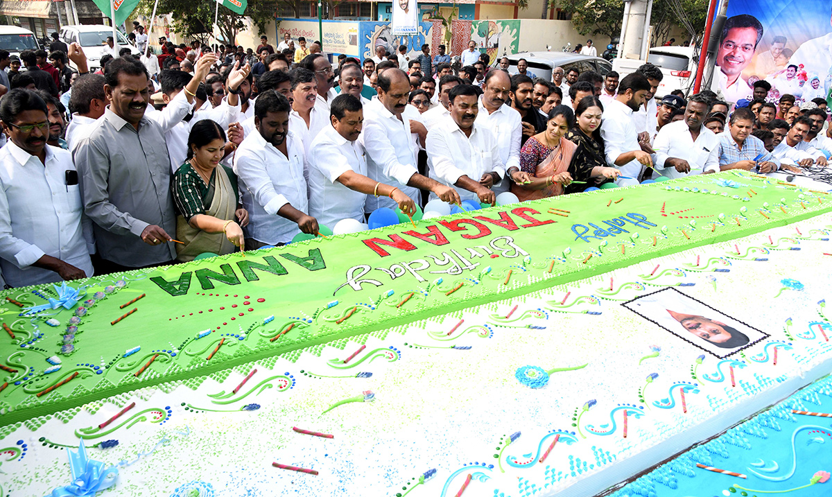 CM Jagan Birthday Celebrations 600 KG Huge Birthday Cake - Sakshi7