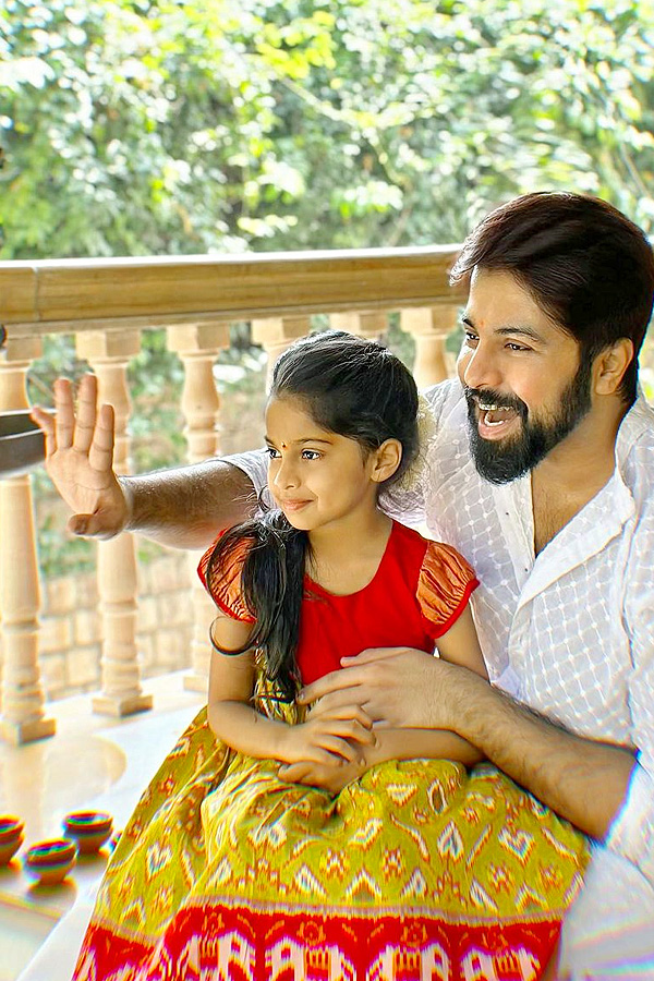 Actor Kalyaan Dhev Beautiful Moments with her Daughter Photos - Sakshi5