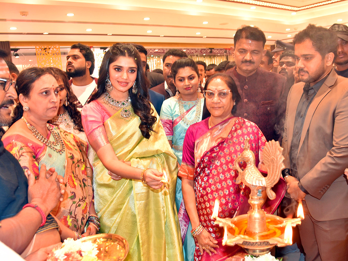 Actress Krithi Shetty Launched Dress Circle Shopping Mall at Nellore PHotos - Sakshi11