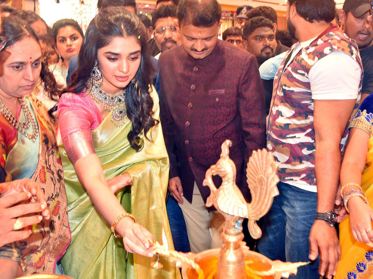 Actress Krithi Shetty Launched Dress Circle Shopping Mall at Nellore PHotos - Sakshi12