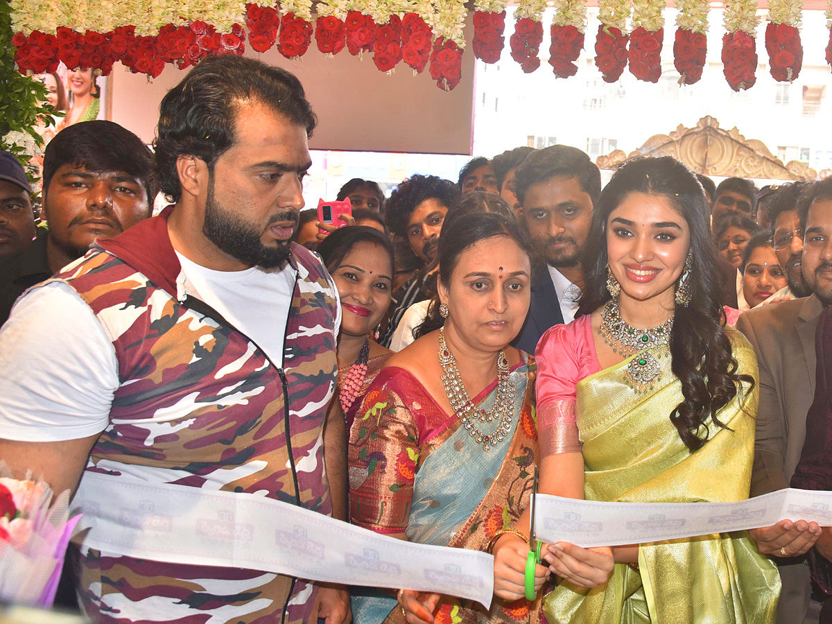 Actress Krithi Shetty Launched Dress Circle Shopping Mall at Nellore PHotos - Sakshi13