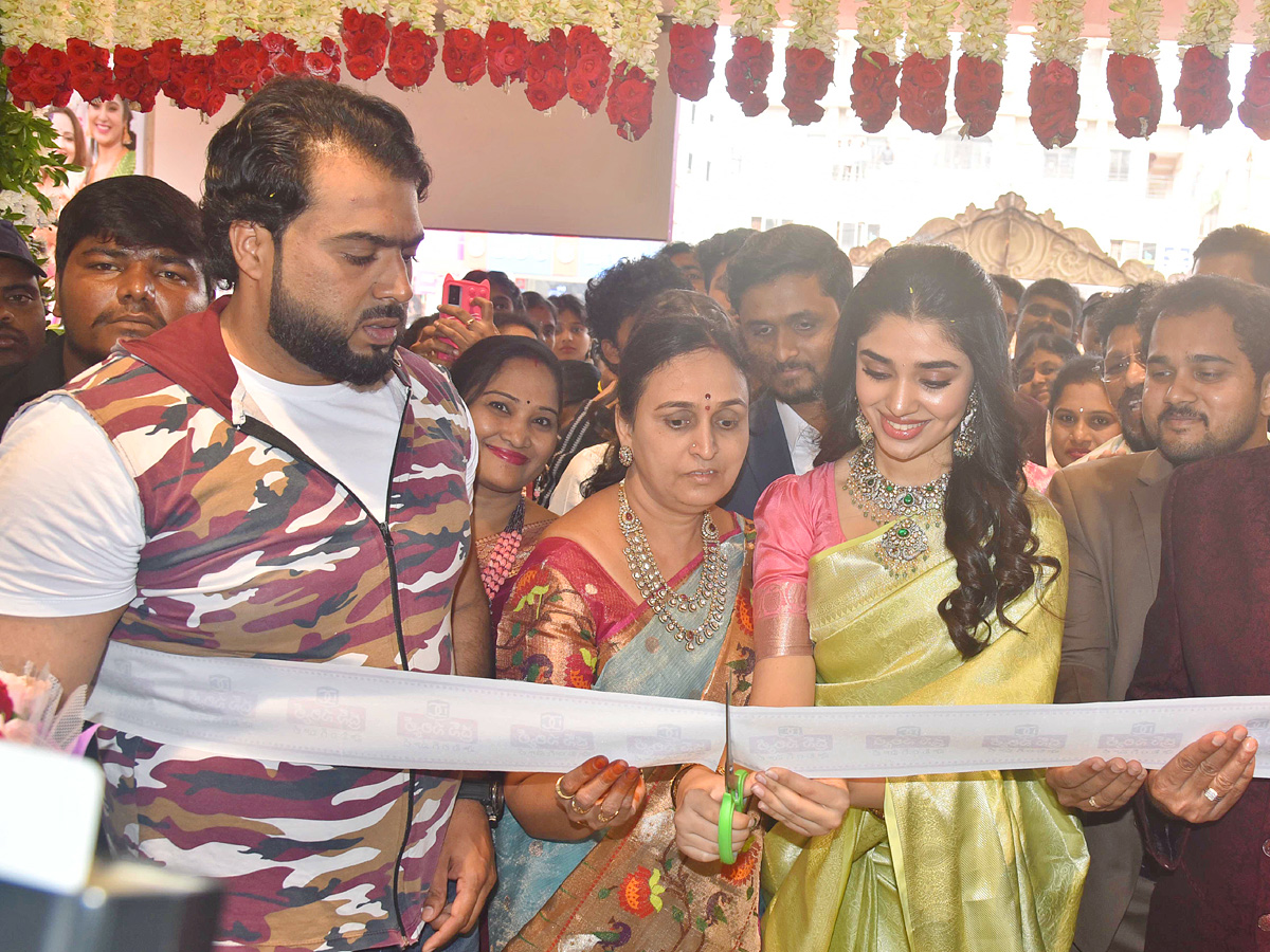 Actress Krithi Shetty Launched Dress Circle Shopping Mall at Nellore PHotos - Sakshi14