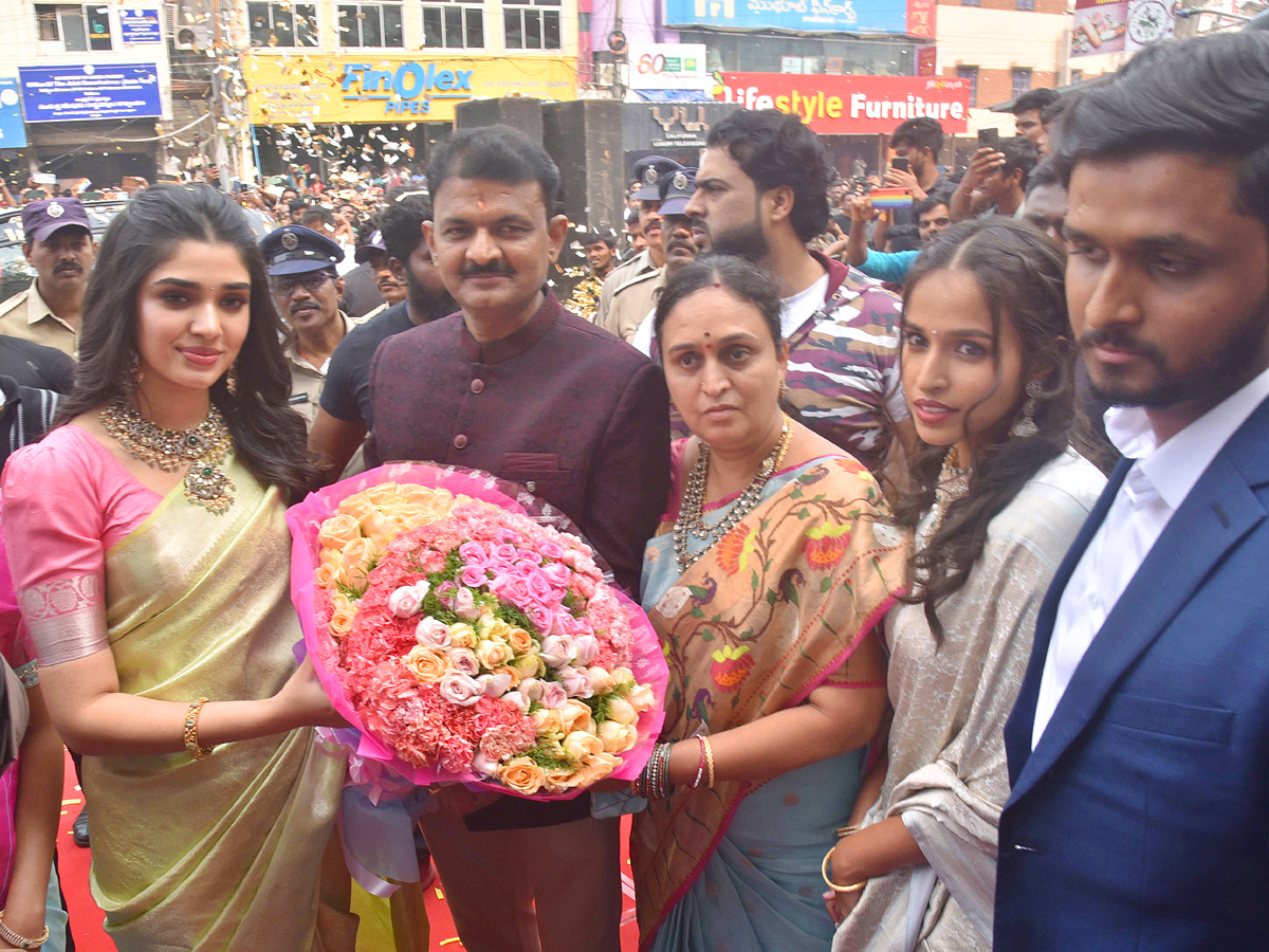 Actress Krithi Shetty Launched Dress Circle Shopping Mall at Nellore PHotos - Sakshi18