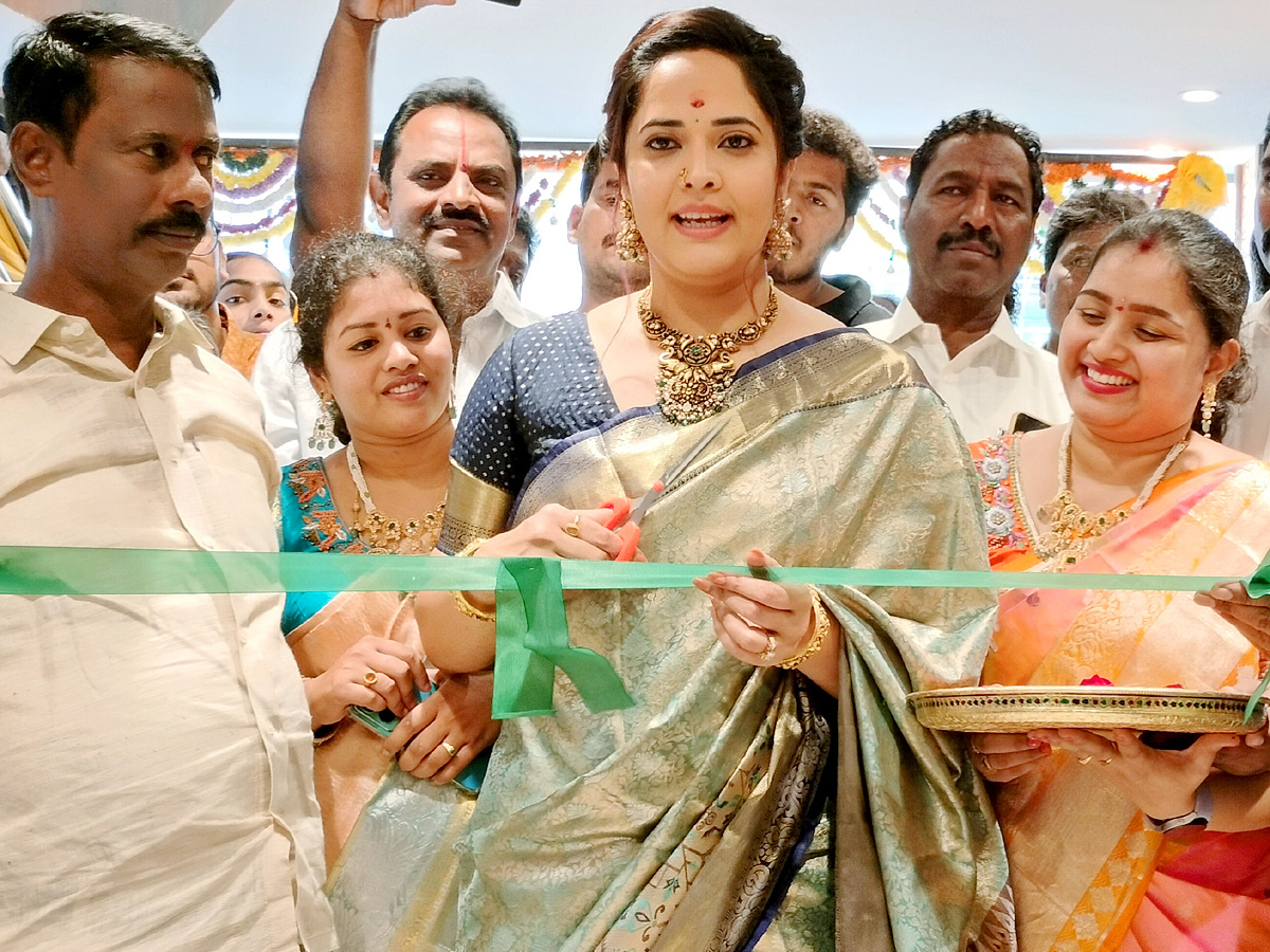 Anchor Anasuya Launched Shopping Mall At Tirupati Photos - Sakshi11