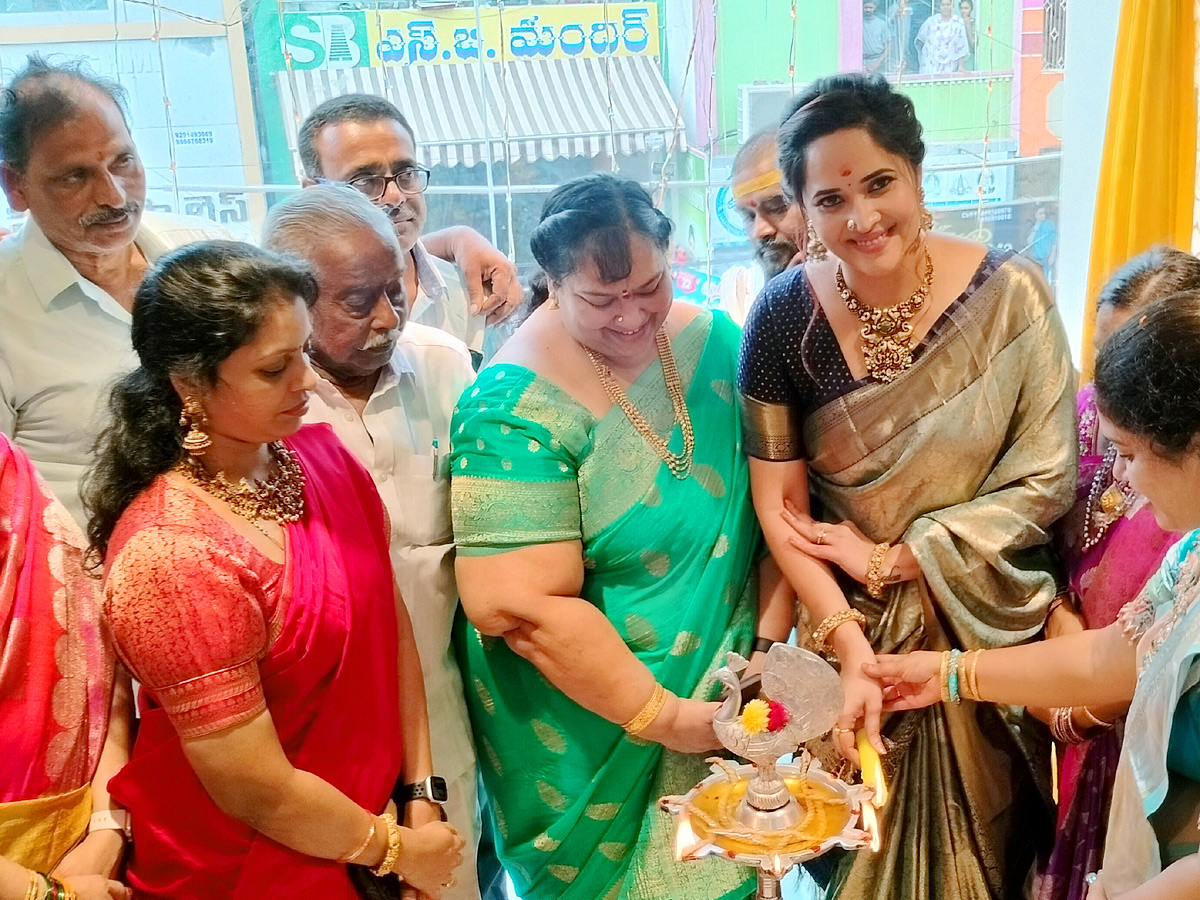 Anchor Anasuya Launched Shopping Mall At Tirupati Photos - Sakshi10