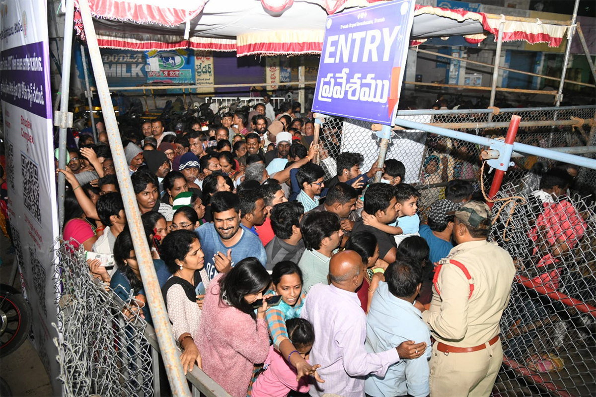 Tickets For Vaikunta Dwara Darshan At Tirumala Photos - Sakshi1