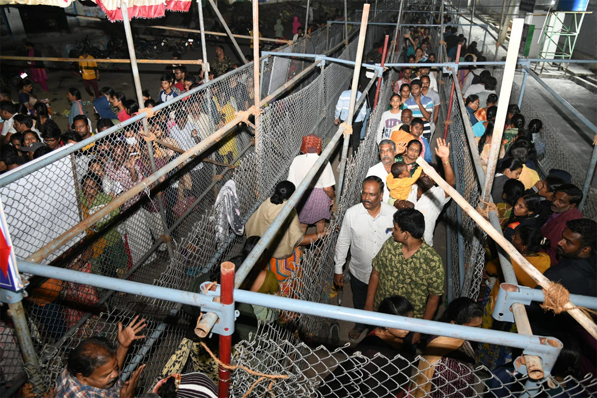 Tickets For Vaikunta Dwara Darshan At Tirumala Photos - Sakshi4