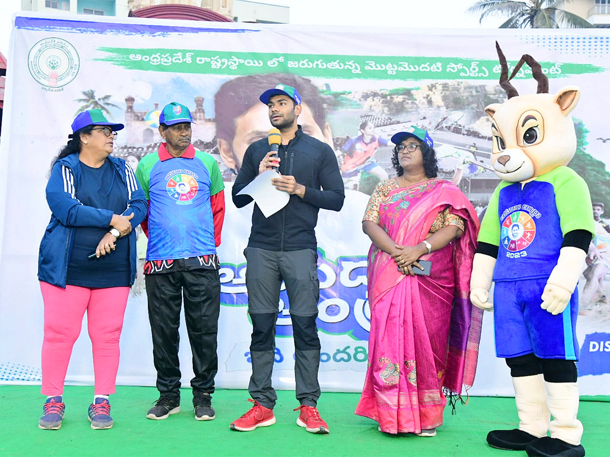 Adudam Andhra marathon run at visakhapatnam - Sakshi1