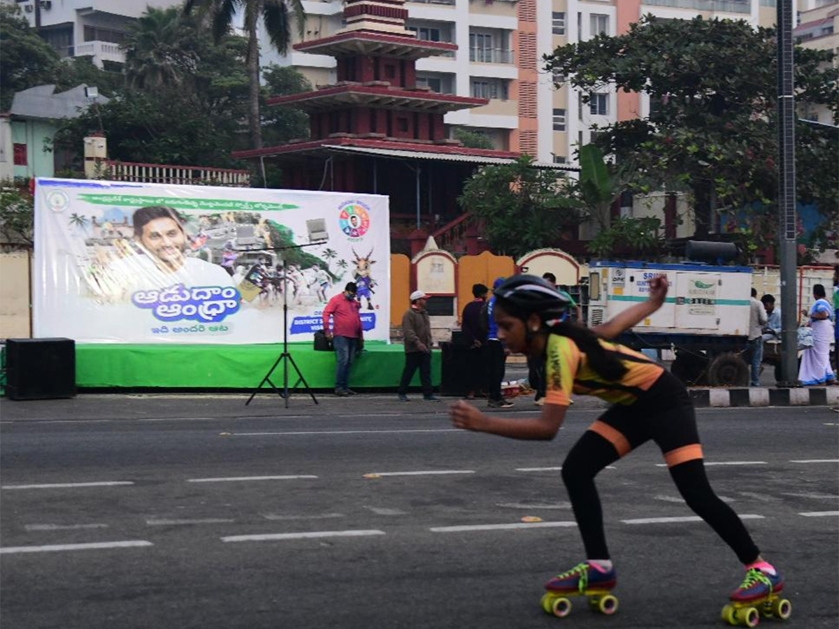 Adudam Andhra marathon run at visakhapatnam - Sakshi11