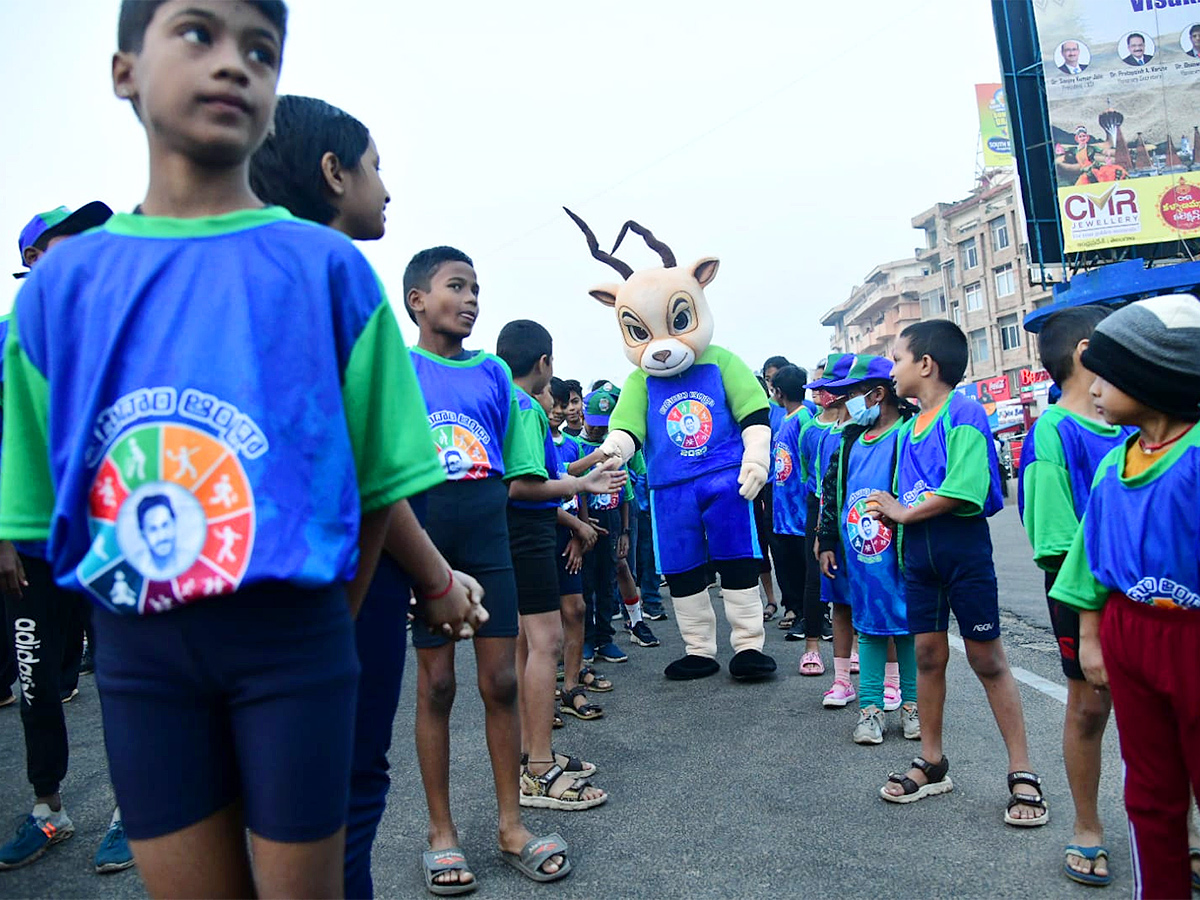 Adudam Andhra marathon run at visakhapatnam - Sakshi5