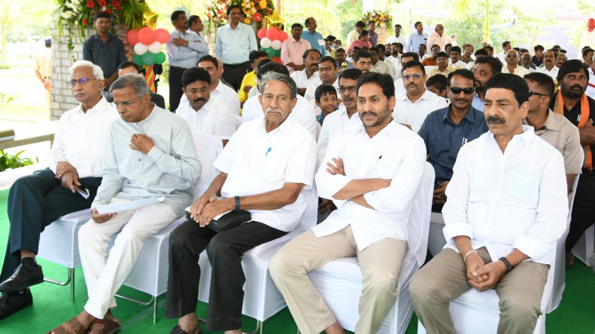 CM YS Jagan Participated in Christmas Prayers at Idupulapaya Prayer Hall Photos - Sakshi7