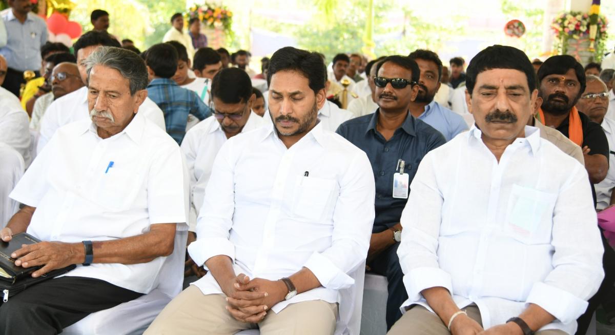 CM YS Jagan Participated in Christmas Prayers at Idupulapaya Prayer Hall Photos - Sakshi12