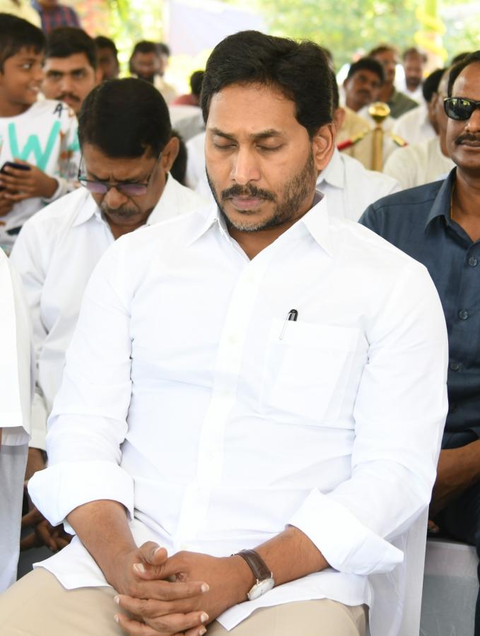 CM YS Jagan Participated in Christmas Prayers at Idupulapaya Prayer Hall Photos - Sakshi13