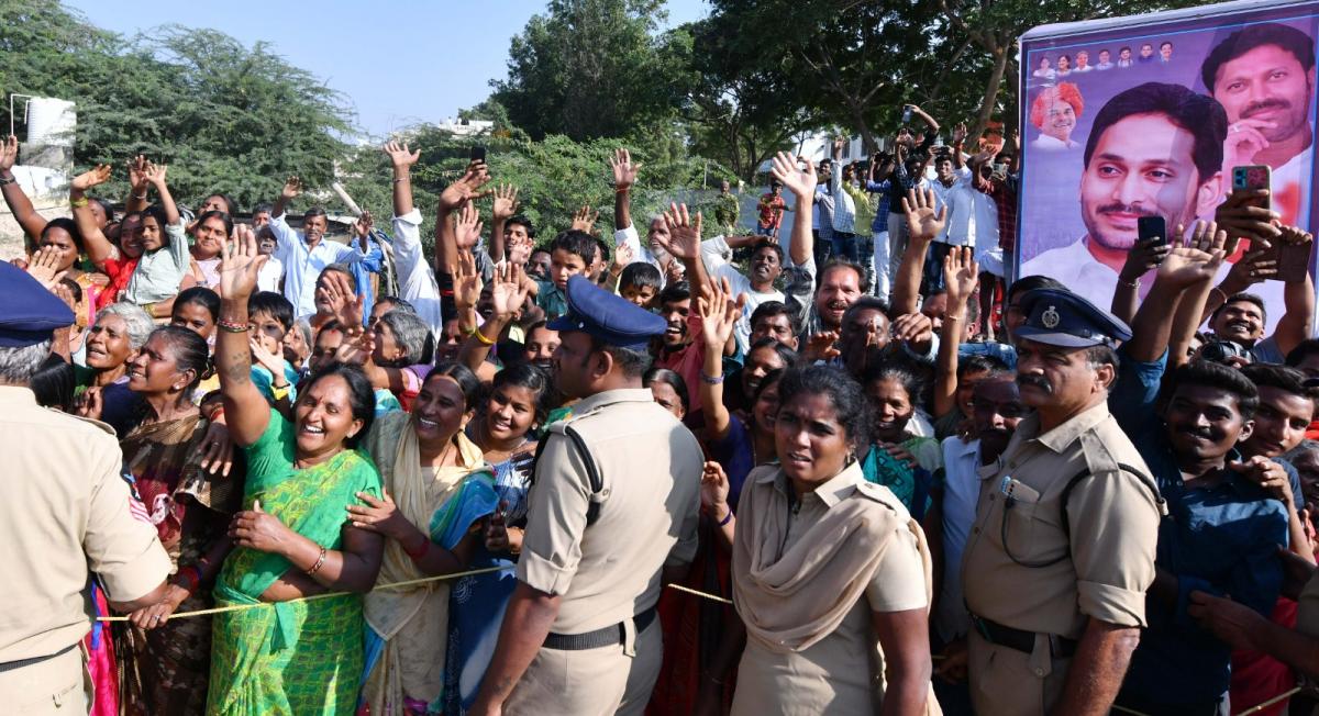 CM YS Jagan In YSR District Simhadripuram Photos - Sakshi40