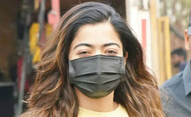 Celebrities Wear Face Masks During The Coronavirus Pandemic Photos - Sakshi3