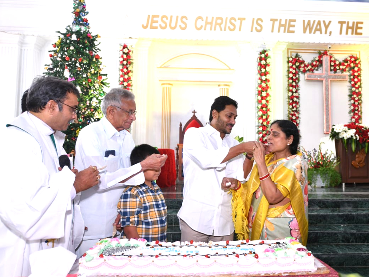 CM Jagan Participated In Christmas Celebrations With Family Members - Sakshi1