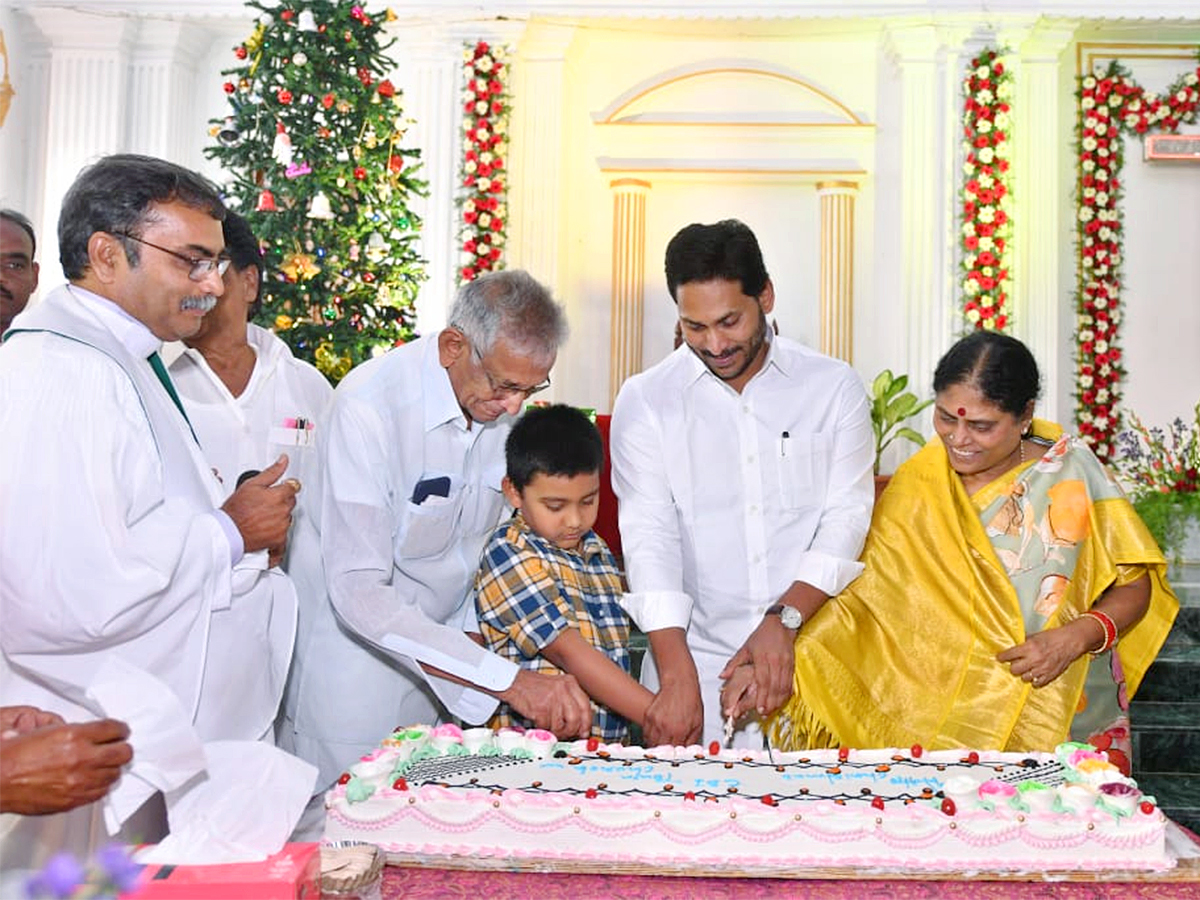 CM Jagan Participated In Christmas Celebrations With Family Members - Sakshi10