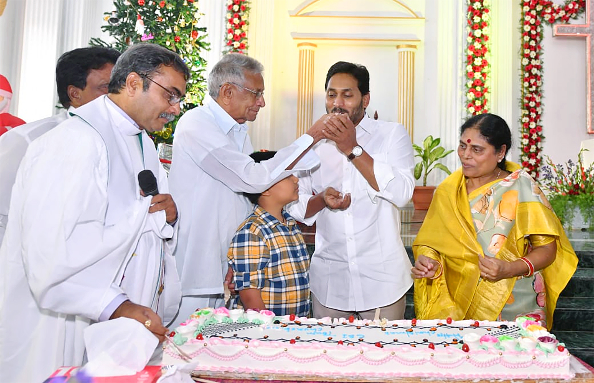 CM Jagan Participated In Christmas Celebrations With Family Members - Sakshi11