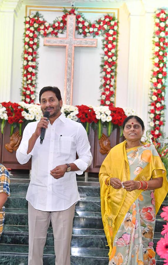 CM Jagan Participated In Christmas Celebrations With Family Members - Sakshi12