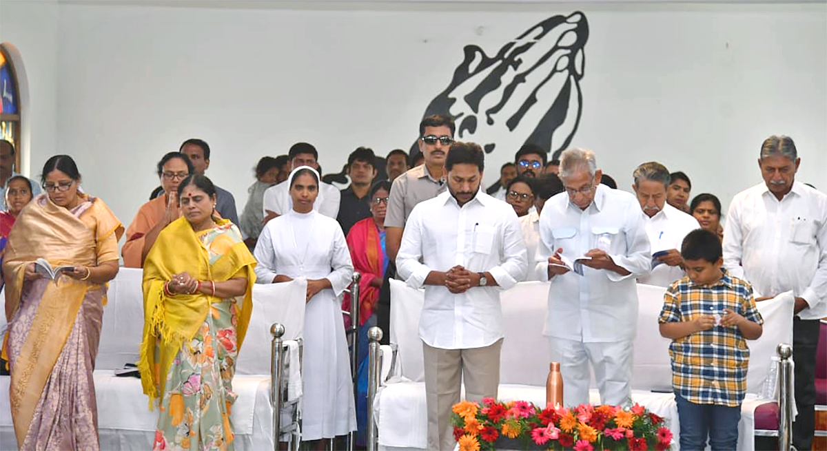 CM Jagan Participated In Christmas Celebrations With Family Members - Sakshi14