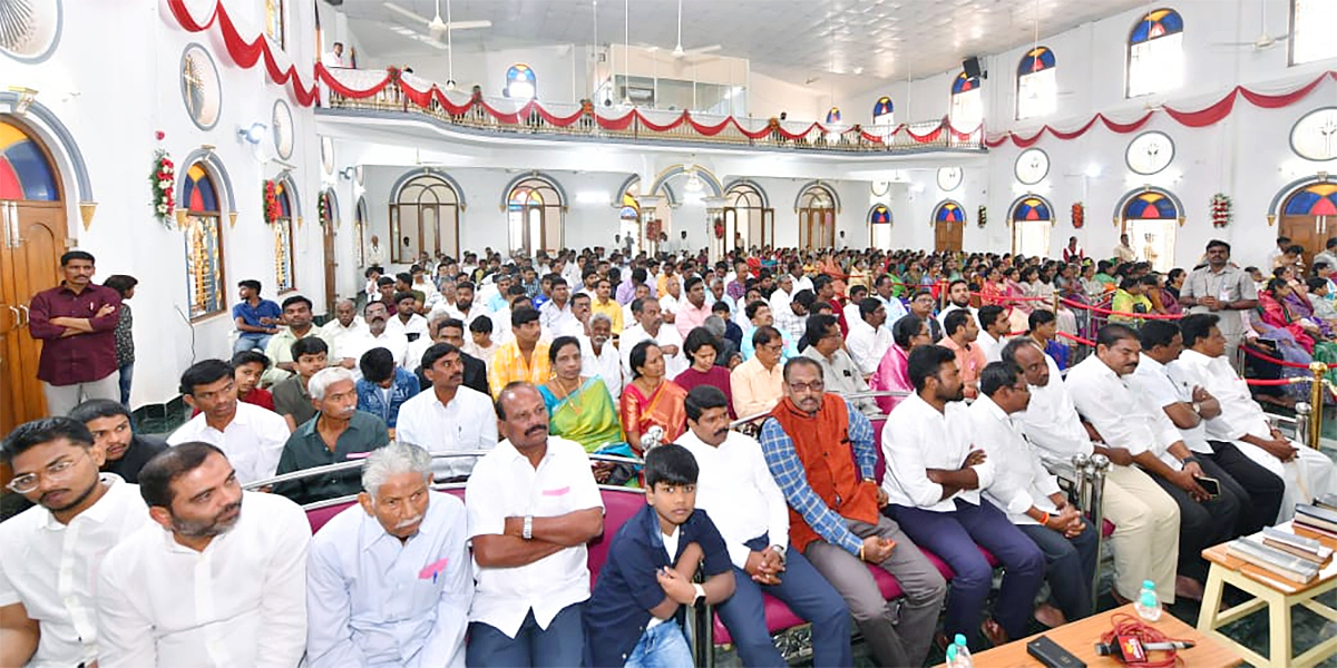 CM Jagan Participated In Christmas Celebrations With Family Members - Sakshi15