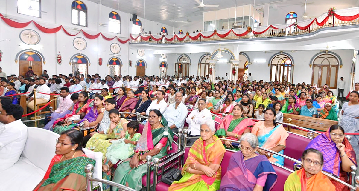 CM Jagan Participated In Christmas Celebrations With Family Members - Sakshi16