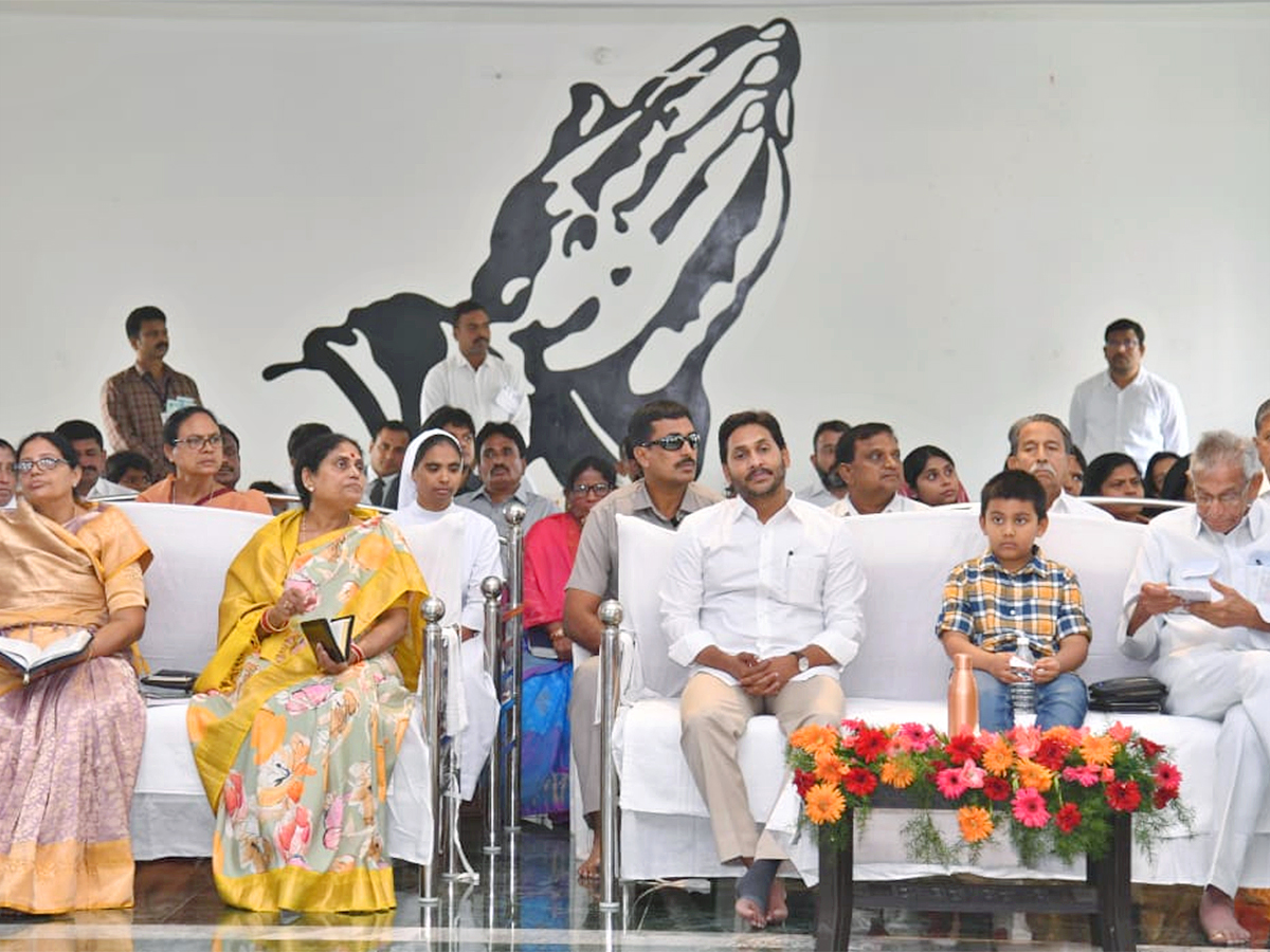 CM Jagan Participated In Christmas Celebrations With Family Members - Sakshi4