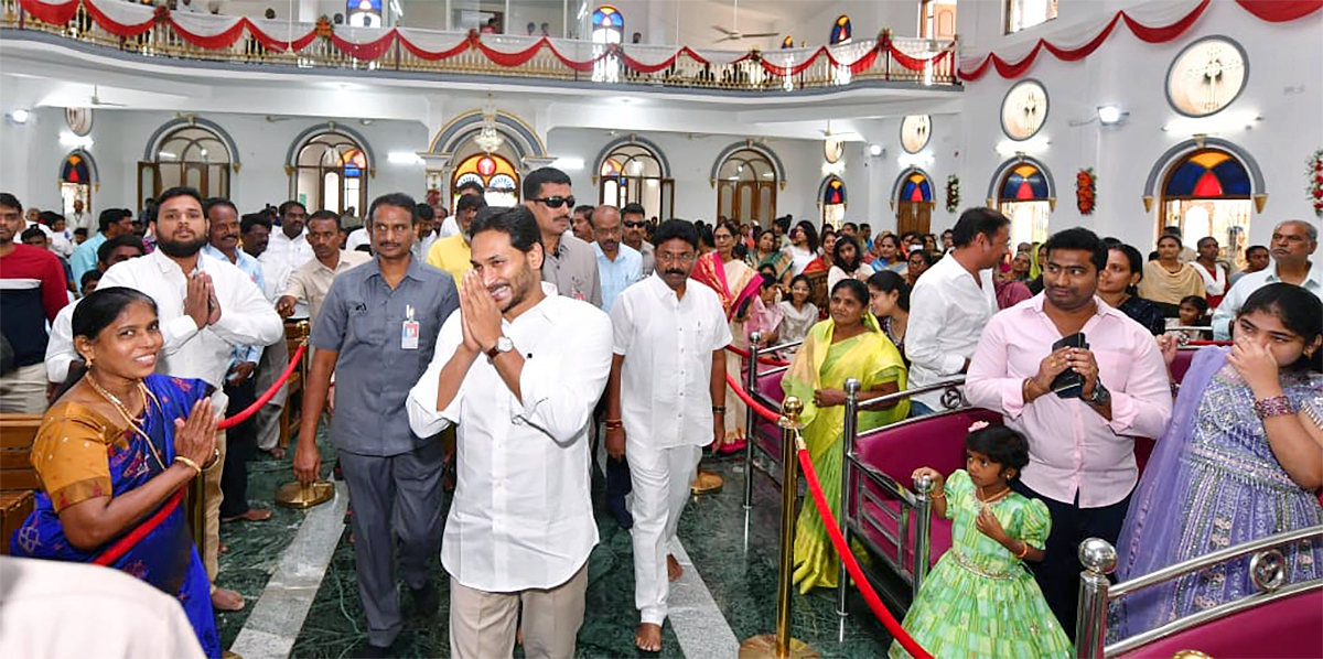 CM Jagan Participated In Christmas Celebrations With Family Members - Sakshi5