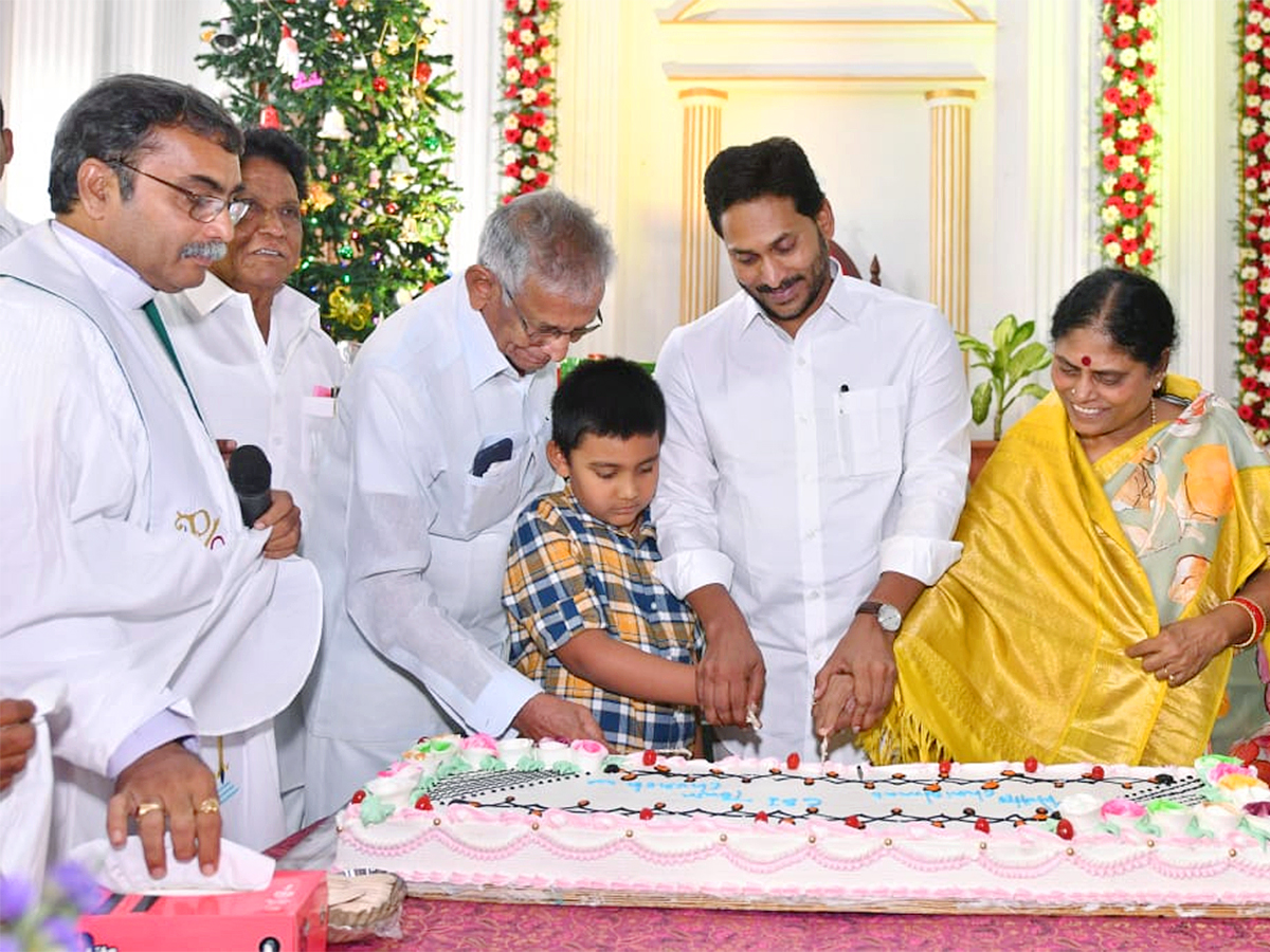 CM Jagan Participated In Christmas Celebrations With Family Members - Sakshi7