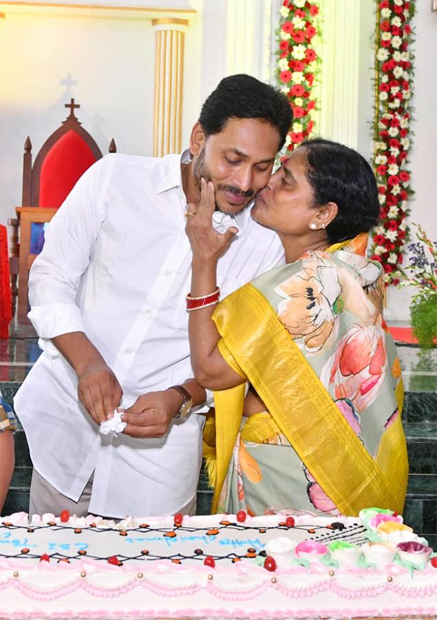 CM Jagan Participated In Christmas Celebrations With Family Members - Sakshi9