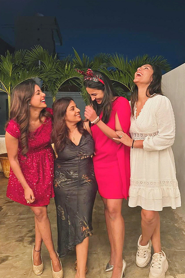 Niharika konidela Christmas celebrations with friends PHotos - Sakshi7