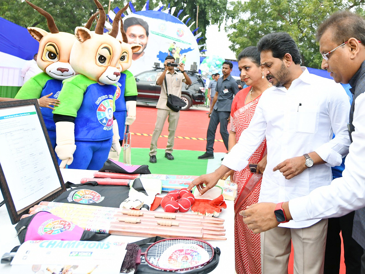 CM Jagan Launch Mega Sports Event Aadudam Andhra In Guntur PHotos - Sakshi3