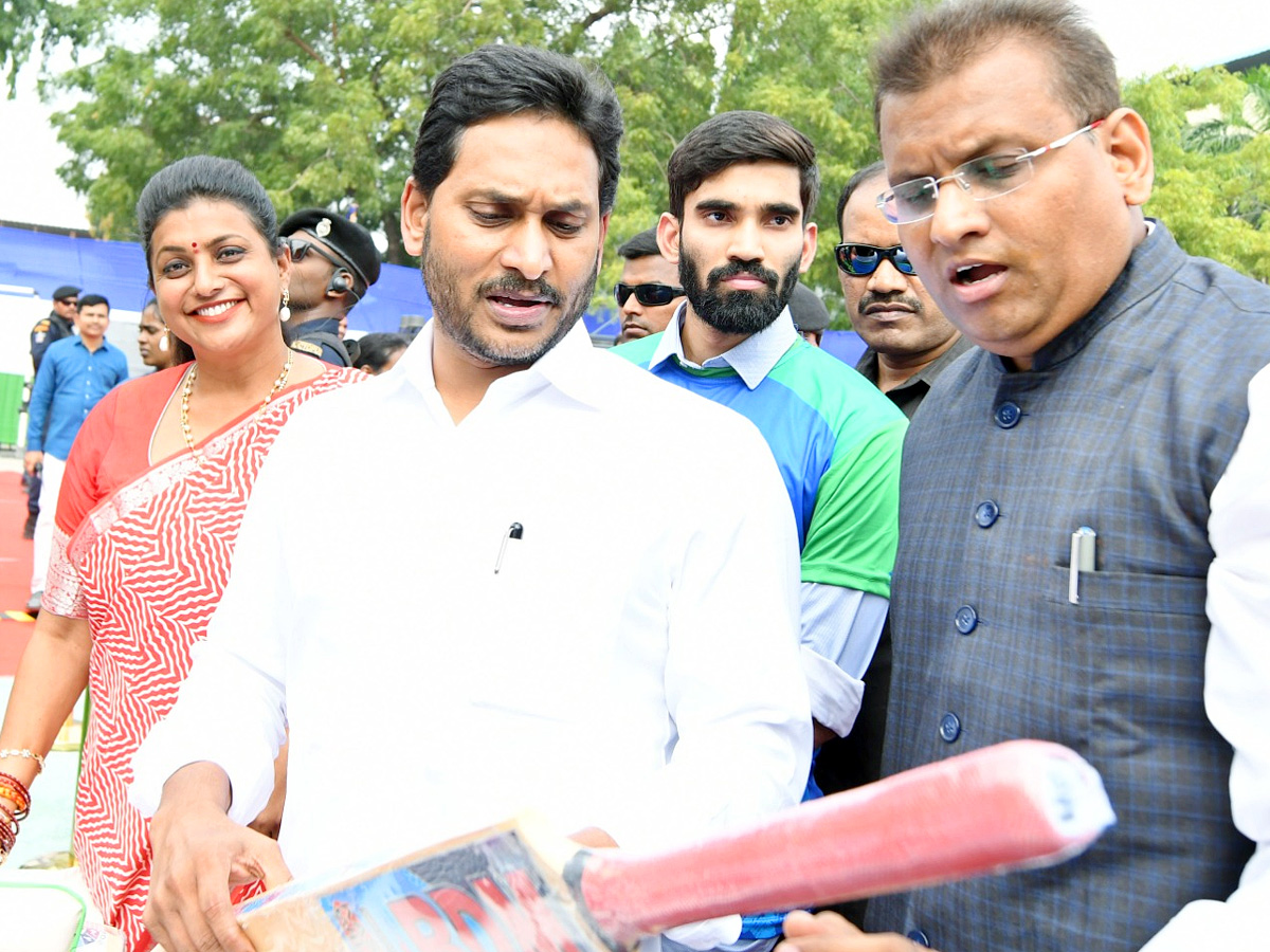 CM Jagan Launch Mega Sports Event Aadudam Andhra In Guntur PHotos - Sakshi4