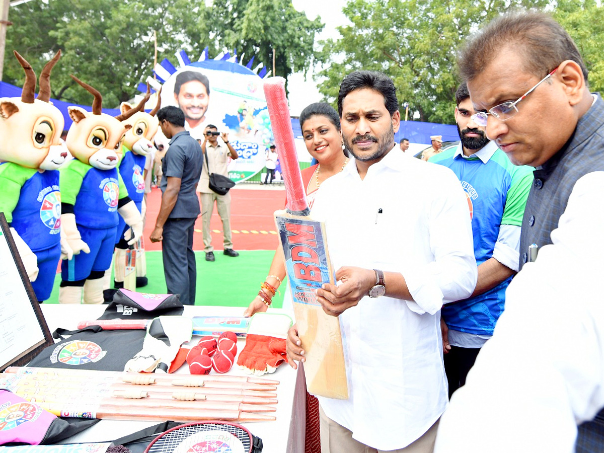 CM Jagan Launch Mega Sports Event Aadudam Andhra In Guntur PHotos - Sakshi5