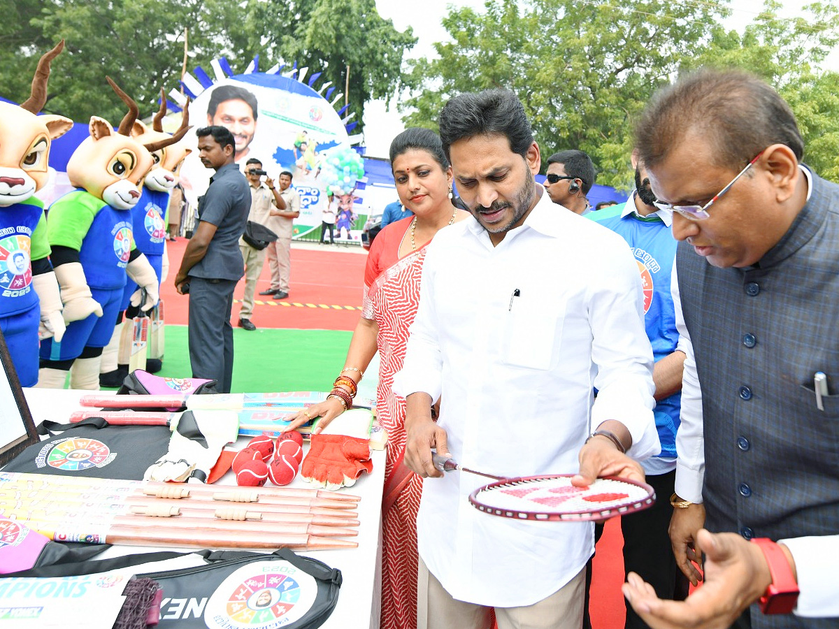 CM Jagan Launch Mega Sports Event Aadudam Andhra In Guntur PHotos - Sakshi6