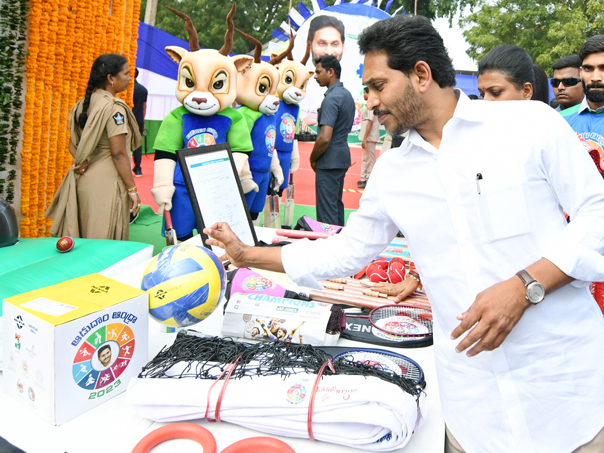 CM Jagan Launch Mega Sports Event Aadudam Andhra In Guntur PHotos - Sakshi7