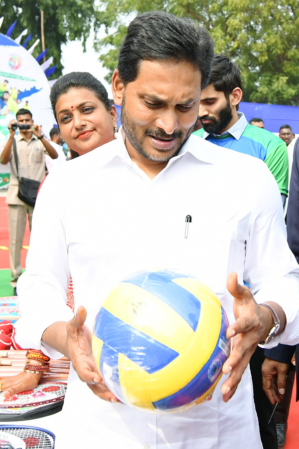 CM Jagan Launch Mega Sports Event Aadudam Andhra In Guntur PHotos - Sakshi8