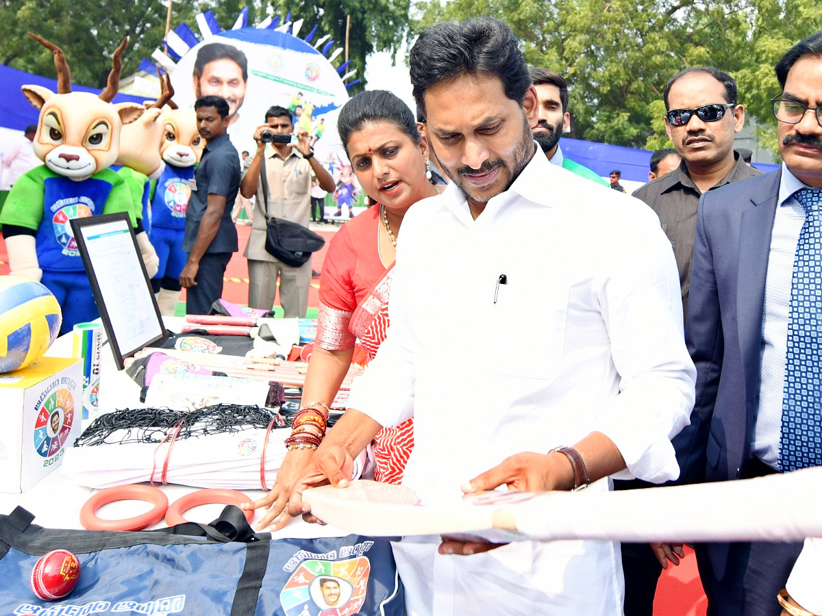 CM Jagan Launch Mega Sports Event Aadudam Andhra In Guntur PHotos - Sakshi9