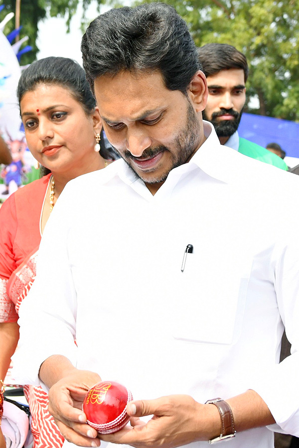 CM Jagan Launch Mega Sports Event Aadudam Andhra In Guntur PHotos - Sakshi10