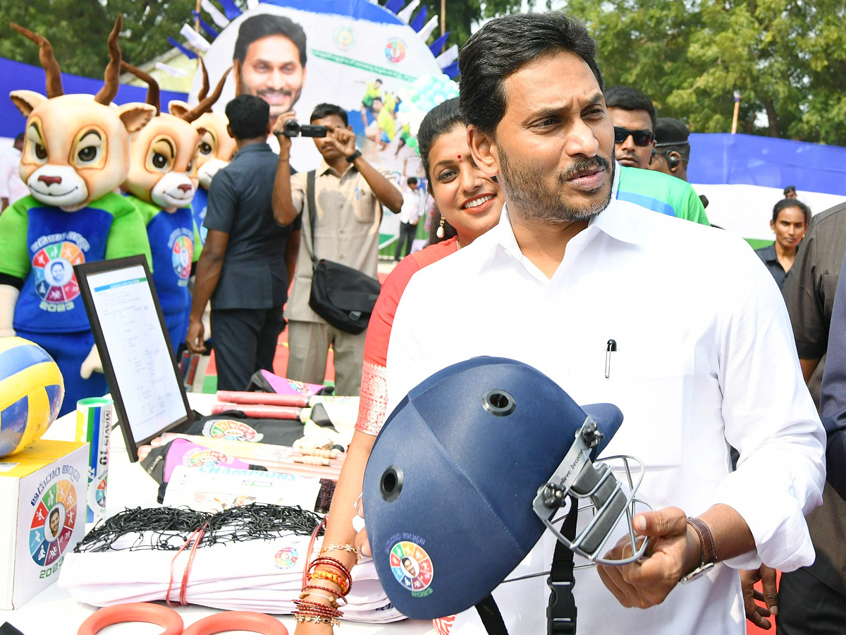 CM Jagan Launch Mega Sports Event Aadudam Andhra In Guntur PHotos - Sakshi11